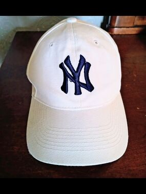New York Yankees White Baseball Cap with Navy Logo